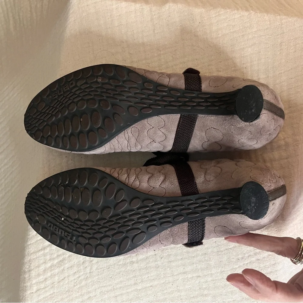 TSUBO Gray Suede Leather Quilted Kitten Heel Sz 8 Anti Slip Mary Jane Juba Pump